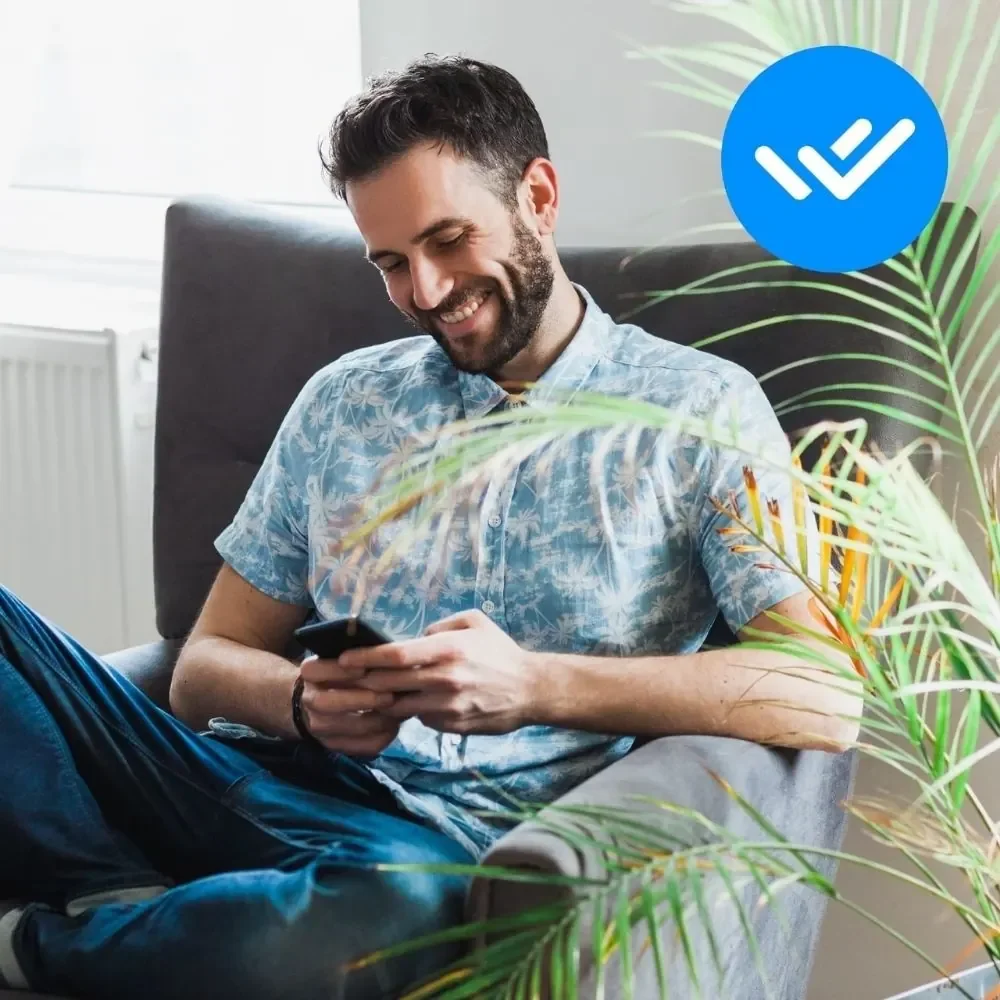 Hiperlokal brand image with a phone and a blue check mark